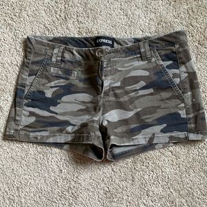 Express-mini camo shorts